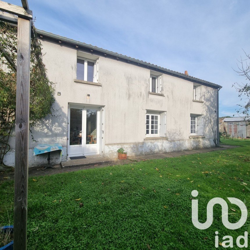 House 6 rooms of 146 m² in Azay-le-Brûlé (79400)