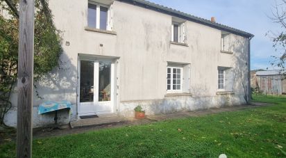 House 6 rooms of 146 m² in Azay-le-Brûlé (79400)