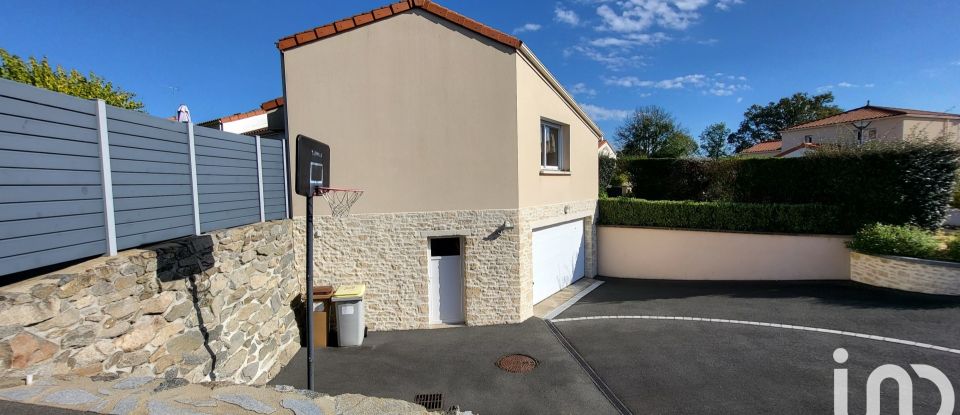 Traditional house 6 rooms of 130 m² in La Tessoualle (49280)