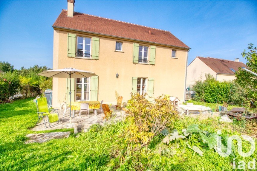 Traditional house 6 rooms of 107 m² in Magny-en-Vexin (95420)