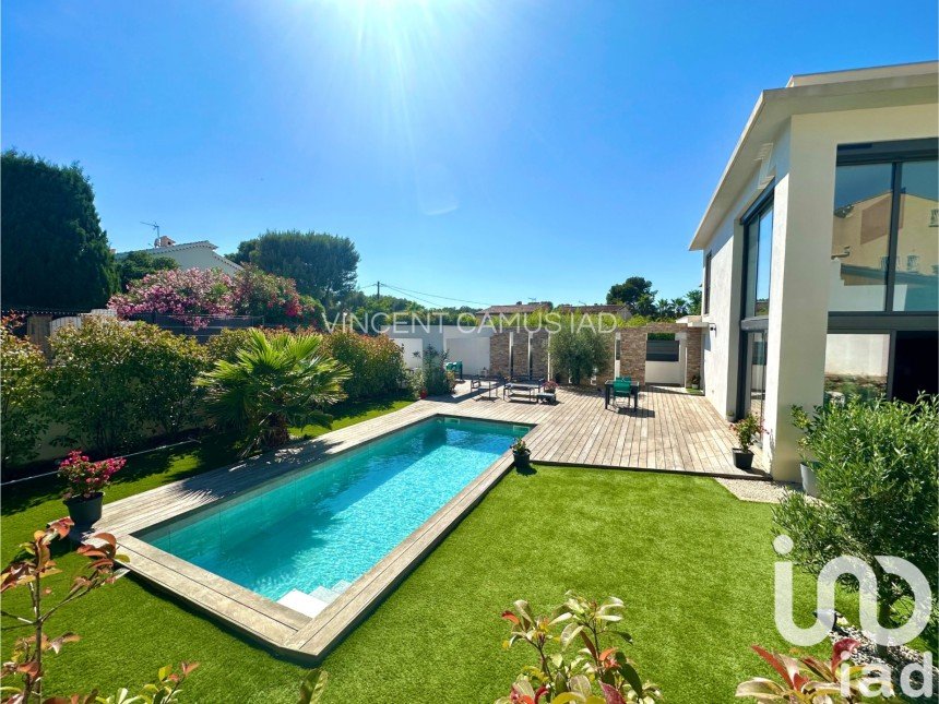 House 5 rooms of 120 m² in Six-Fours-les-Plages (83140)