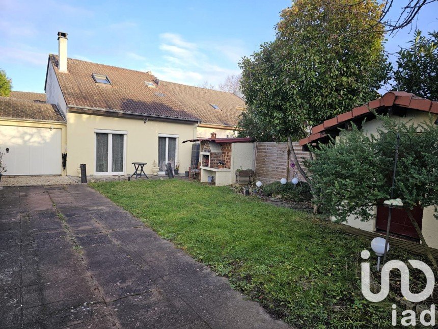 House 4 rooms of 85 m² in Savigny-le-Temple (77176)