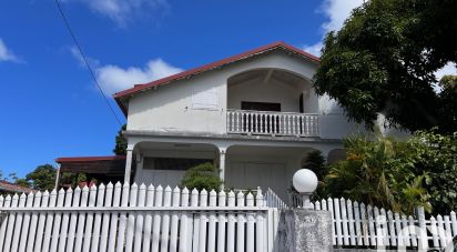 Maison 9 pièces de 221 m² à Saint-Claude (97120)