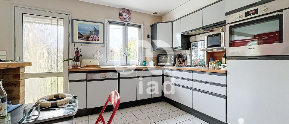 House 6 rooms of 118 m² in LE BONO (56400)