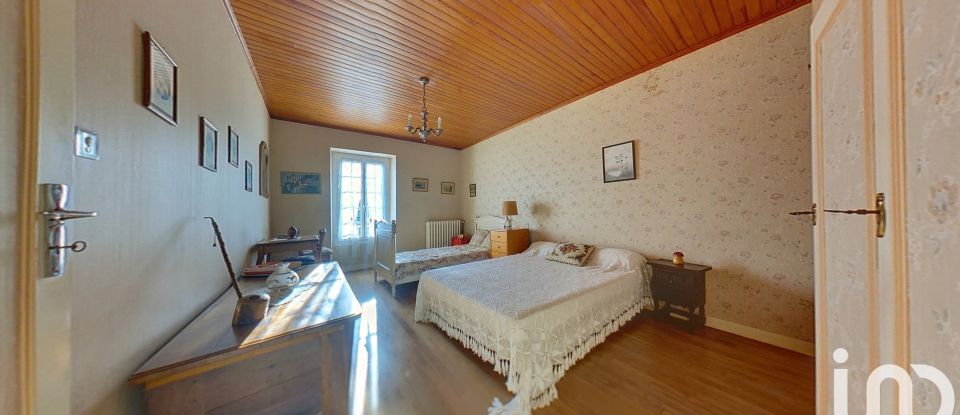 Traditional house 6 rooms of 166 m² in Le Croisty (56540)