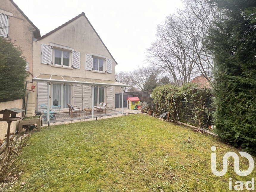 Maison traditionnelle 5 pièces de 101 m² à Savigny-le-Temple (77176)