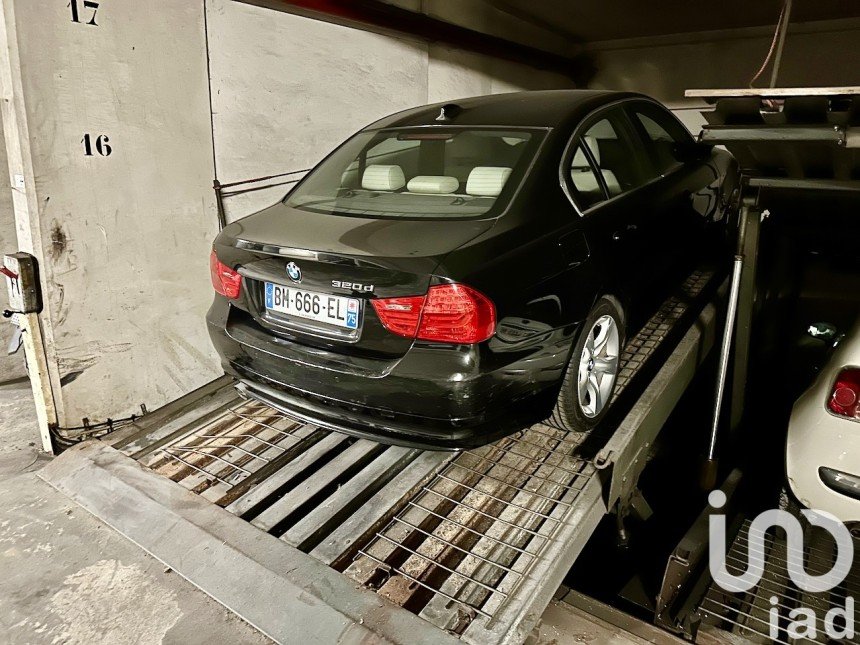 Parking of 12 m² in Paris (75017)