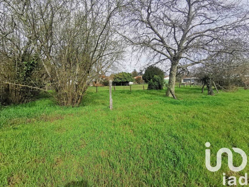 Land of 1,320 m² in Les Billaux (33500)