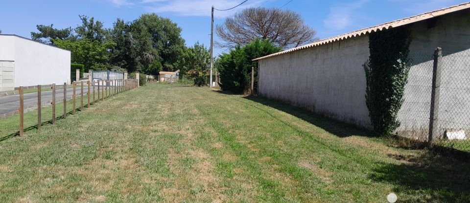 Land of 1,300 m² in Chamadelle (33230)