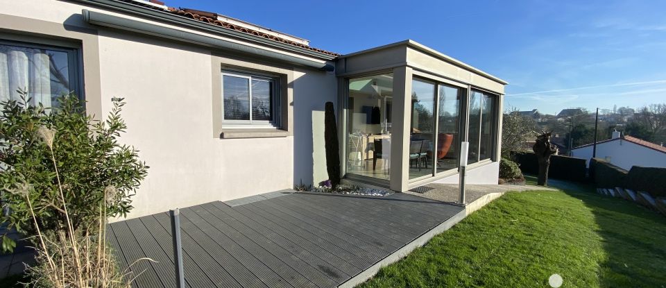 Maison 6 pièces de 130 m² à Les Herbiers (85500)