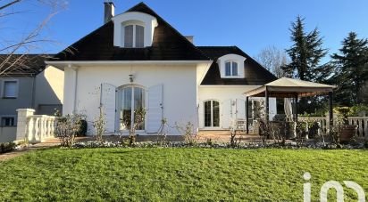 Traditional house 7 rooms of 199 m² in Magny-les-Hameaux (78114)