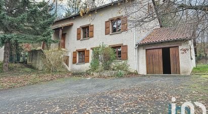 Maison traditionnelle 8 pièces de 183 m² à Saint-Germain-Laprade (43700)