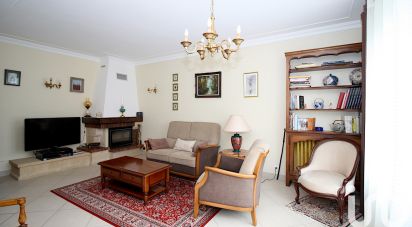 Traditional house 6 rooms of 130 m² in Le Mesnil-Saint-Denis (78320)