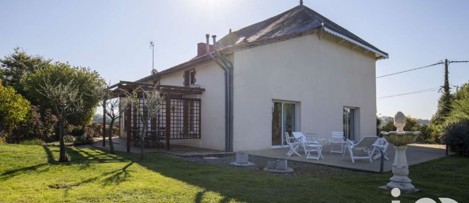 Traditional house 6 rooms of 225 m² in Pouzauges (85700)