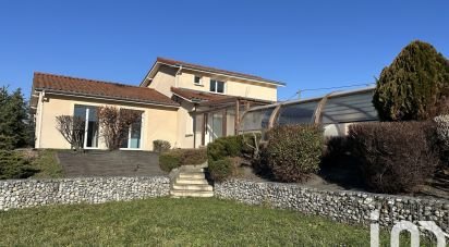 Maison traditionnelle 8 pièces de 228 m² à Saint-Paul-en-Jarez (42740)