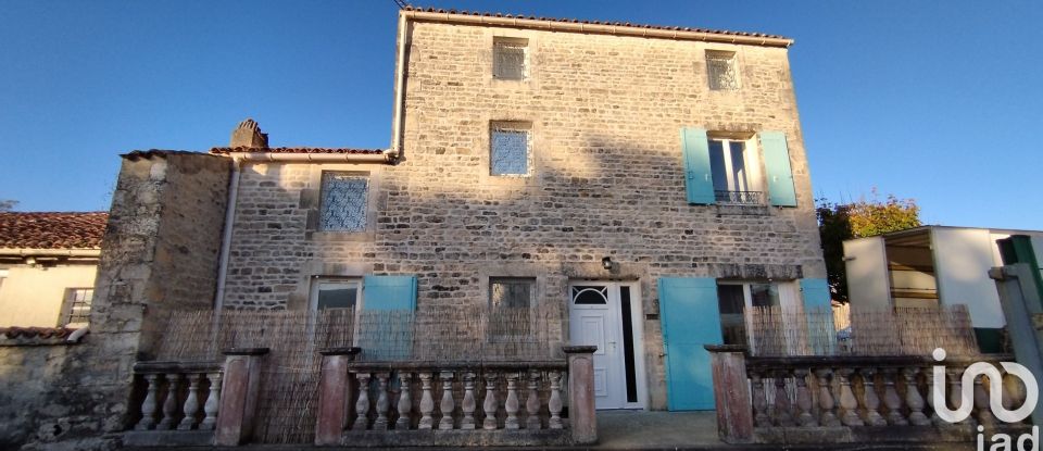 Building in Saint-Mandé-sur-Brédoire (17470) of 703 m²