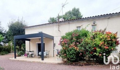 Traditional house 8 rooms of 300 m² in Azay-le-Brûlé (79400)