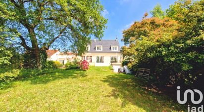 Traditional house 7 rooms of 175 m² in La Ville-du-Bois (91620)