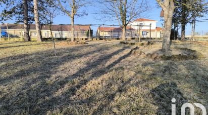 Land of 1,988 m² in Neuville (63160)