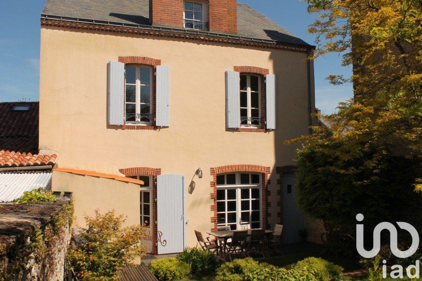 House 8 rooms of 220 m² in Essarts en Bocage (85140)