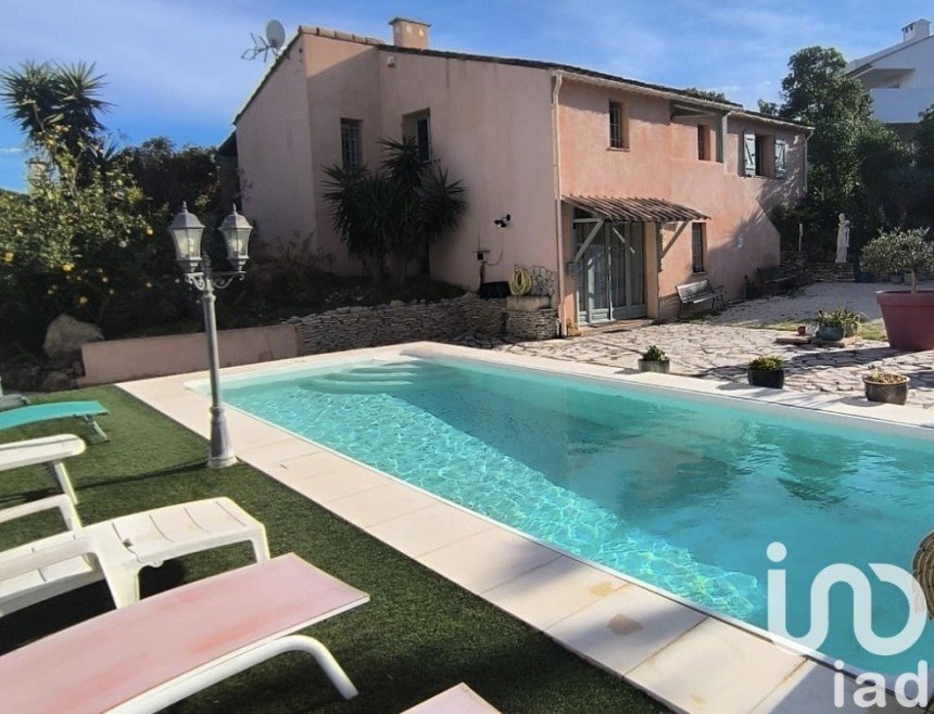 Traditional house 5 rooms of 160 m² in Roquebrune-sur-Argens (83380)