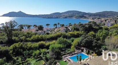 House 8 rooms of 203 m² in AGAY (83530)