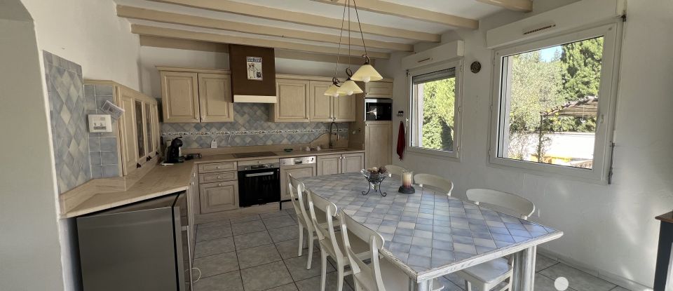 Traditional house 5 rooms of 114 m² in Vedène (84270)