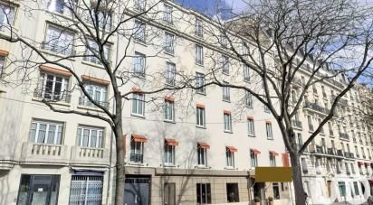 Building in Paris (75012) of 362 m²