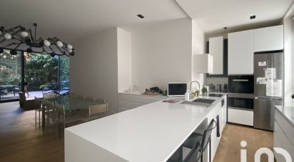 Duplex 6 rooms of 174 m² in Paris (75016)