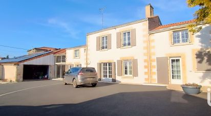 Maison 11 pièces de 276 m² à Faye-sur-Ardin (79160)