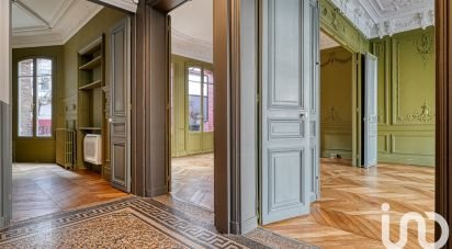 Building in Paris (75017) of 600 m²